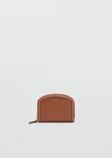 Billetera Mango modelo Bilmacu de tamaño mediano, color tostado con efecto saffiano, cierre de cremallera y logo en relieve.