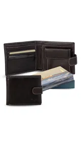 Billetera de cuero color marrón oscuro con pespuntes blancos. Cuenta con presilla con broche, visor, tarjeteros, bolsillo para monedas con cierre de broche y doble compartimento para billetes.