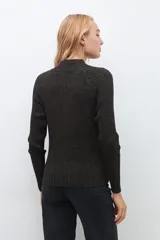 Campera tejida verde oliva con cierre frontal y cuello redondo.