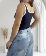 Musculosa azul con breteles anchos y ribete blanco en escote y sisas.