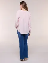 Blusa celeste fluida de viscosa, con escote en V y cuello mao, mangas largas y pliegue central en el delantero.