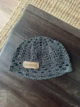 Gorro tipo casquete tejido a mano en crochet con hilo de algodón y lurex.