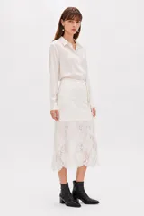 Falda midi confeccionada en poliamida con diseño de encaje y detalle de anudado lateral.