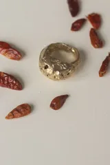 Anillo plateado con diseño irregular inspirado en los corales marinos.