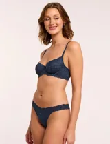 Soutien con aro, confeccionado en encaje floral y micro tul, con breteles fijos regulables.