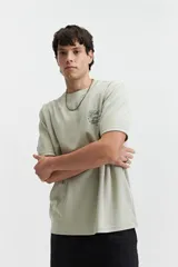 Remera negra de manga corta con corte oversize y estampado frontal con la frase "Authentic Expression".