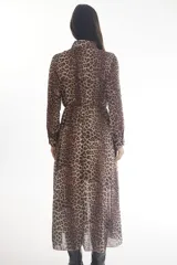 Vestido midi camisero con estampado animal print, de manga larga y cuello camisero. Tiene dos bolsillos con solapa en el pecho y cintura elastizada.