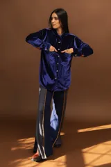 Camisa de terciopelo azul marino, de manga larga con puños abotonados y bolsillos frontales con solapa.