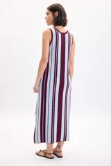 Vestido midi de punto sin mangas, con diseño de rayas verticales en tonos bordó y celeste, y cuello redondo.