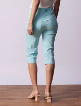Bermuda color beige en gabardina elastizada, marca Ruby Rd. Con pretina ancha elastizada, bolsillos delanteros simulados y bolsillos traseros aplicados.