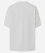 Remera de corte boxy en algodón color blanco, con cuello redondo y mangas cortas. Presenta un estampado frontal con diseño de cupido, un corazón formado por una cadena, la frase 'Cupid's Favorite' y detalles de alfileres de gancho dispersos.