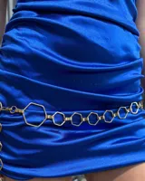 Cinturón de cadena metálica dorada compuesto por eslabones con forma hexagonal de diferentes tamaños.