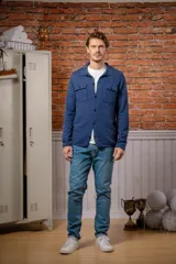 Overshirt de lana melange en color gris, con cuello camisero, cierre frontal de botones y dos bolsillos frontales con solapa.