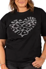Remera negra de corte clásico con cuello redondo y mangas cortas. Presenta un estampado frontal en forma de corazón con diseño de animal print realizado con apliques de strass brillantes.