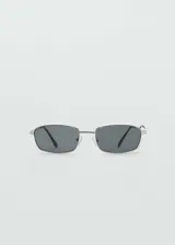 Gafas de sol con montura metálica plateada de diseño rectangular y cristales oscuros.