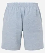 Bermuda de sarga con estampa rayada en color gris, de corte recto y largo por encima de la rodilla. Posee cintura elástica ajustable mediante cordón blanco y bolsillos laterales.