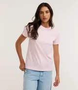 Remera de algodón de corte regular con cuello redondo y mangas cortas con dobladillo fijo.