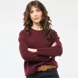 Sweater de punto grueso color bordó, con cuello redondo y mangas largas con puños acanalados.