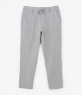 Pantalón masculino de corte relajado confeccionado en tejido oxford de algodón. Presenta cintura con trabillas y lazo ajustable, bolsillos laterales y traseros.