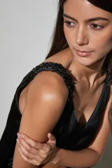 Musculosa negra de satén con escote en V y breteles con detalle de encaje.