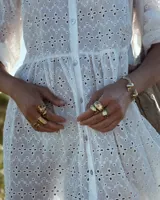 Anillo ancho de alpaca color plateado, con diseño irregular y textura rugosa. Pieza hecha a mano.