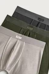 Pack de tres bóxers para hombre en colores gris, verde militar y gris claro, con cintura elástica.