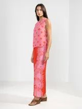 Musculosa marrón con estampado animal print, de corte holgado y lazos laterales ajustables.