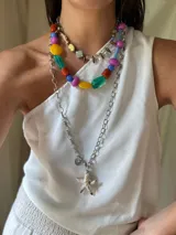 Collar corto con cuentas de cristal checo y acrílico de colores: rojo, azul, amarillo, verde y fucsia. Se cierra con cadena de acero quirúrgico y ganchito para regular el largo.