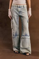 Pantalón cargo de denim celeste con efecto acid wash, corte ancho y múltiples bolsillos con solapa en los laterales y a la altura de las pantorrillas.