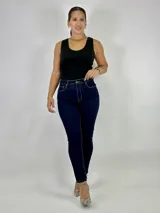 Pantalón de jean chupín color azul oscuro.