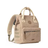 Mochila Cabaia modelo Adventurer Manchester, color beige con textura de peluche. Cuenta con sistema MOLLE, compartimento acolchado para tablet o PC, correa para sujetar a la maleta y tirantes acolchados antitranspirantes.