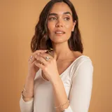 Anillo de plata 925 con diseño de doble banda, engastado con pequeñas circonias brillantes en ambas líneas.