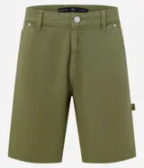 Bermuda de gabardina en corte recto y holgado, estilo carpenter con detalle de tira lateral. Cuenta con cintura fija con trabillas, cierre tradicional y bolsillos traseros amplios.