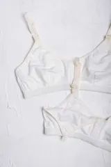 Pack de dos soutienes maternales de algodón con diseño ergonómico para lactancia. Presentan broches de acceso rápido en los breteles, contorno reforzado y suave, y breteles regulables.