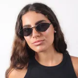 Lentes de sol con armazón metálico negro y diseño geométrico tipo cat-eye angosto. Cuentan con protección UV400.