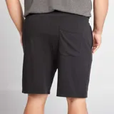 Short deportivo negro con cintura elástica ajustable con cordón blanco y bolsillos laterales.