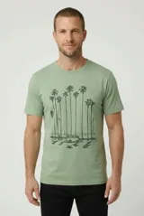 Remera verde militar de manga corta y cuello redondo, con estampa frontal en negro de palmeras y una camioneta combi junto al mar.