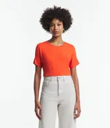 Remera básica de viscosa color naranja, con cuello redondo y mangas cortas cuadradas sin sisas.
