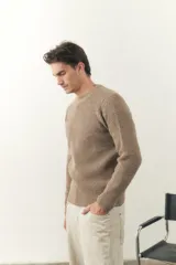 Sweater marrón de punto fantasía, de lana fina sin teñir, con terminaciones elásticas en puños y ruedo.