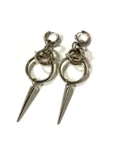 Par de aros colgantes plateados con cierre de aro a presión, argollas y dije de pincho.