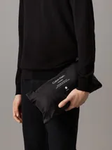 Campera acolchada Calvin Klein negra, de corte recto, con cuello alto, cierre frontal con cremallera y bolsillos laterales.