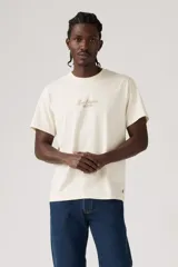 Remera Levi's de corte relajado, color blanco, con cuello redondo, manga corta y pequeño estampado frontal con la inscripción "Levi Strauss and Company".