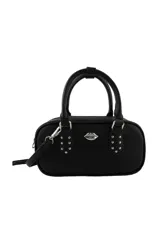 Cartera pequeña de cuero sintético color negro con doble asa de mano y correa ajustable desmontable. Presenta un diseño con tachas plateadas en la base de las asas y un aplique metálico en forma de labios en el frente. Incluye organizador interno y cierre superior.