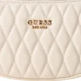 Cartera pequeña tipo media luna de color blanco hueso, con diseño acolchado en patrón de rombos. Cuenta con cierre superior y correa ajustable para llevar al hombro. Presenta un logo metálico dorado de Guess en el frente.