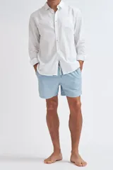 Short de baño de corte clásico con estampado geométrico en tonos azul claro y blanco. Cuenta con cintura elástica con cordón ajustable.
