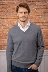 Sweater de punto con escote en V, de manga larga y ajuste clásico, con puños y ruedo acanalados.