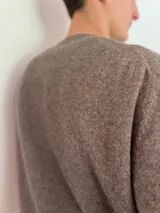 Sweater marrón de lana con cuello redondo y mangas largas.