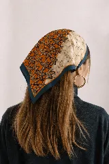 Pañuelo cuadrado de diseño estampado con combinación de tonos naranja, beige y azul marino.