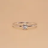 Anillo de plata 925 con circonia engarzada.