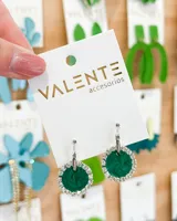 Aros colgantes con aro de acero plateado y dije circular verde con borde de strass plateado.